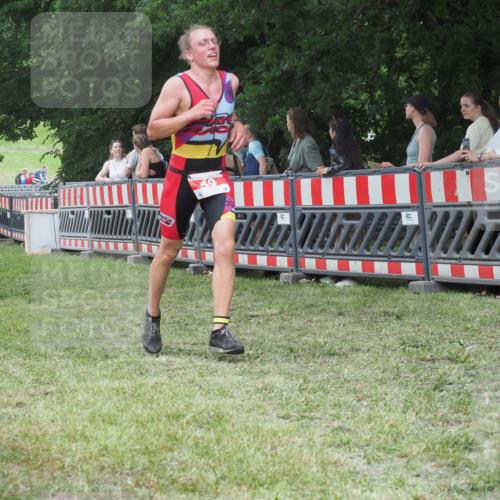 21.06.2025 - 27. Vierlanden-Triathlon KatJ http://msf.ph/oto/8015050 15.06.2025 13:13:09 Ziel 49, 677 meine-sportfotos.de