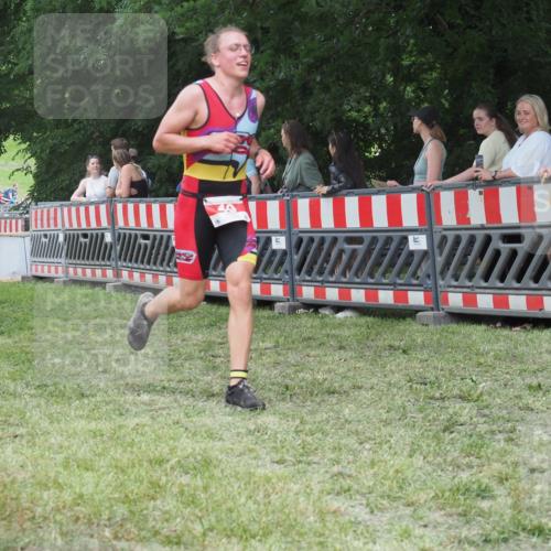 21.06.2025 - 27. Vierlanden-Triathlon KatJ http://msf.ph/oto/8015061 15.06.2025 13:13:09 Ziel 49, 677 meine-sportfotos.de