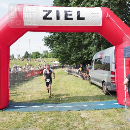 21.06.2025 - 27. Vierlanden-Triathlon MichiJ http://msf.ph/oto/8015068 15.06.2026 11:31:28 Ziel 423, 597 meine-sportfotos.de