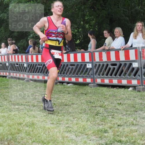 21.06.2025 - 27. Vierlanden-Triathlon KatJ http://msf.ph/oto/8015081 15.06.2025 13:13:10 Ziel 49, 677 meine-sportfotos.de