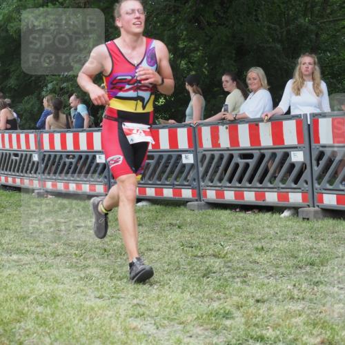 21.06.2025 - 27. Vierlanden-Triathlon KatJ http://msf.ph/oto/8015088 15.06.2025 13:13:10 Ziel 49, 677 meine-sportfotos.de