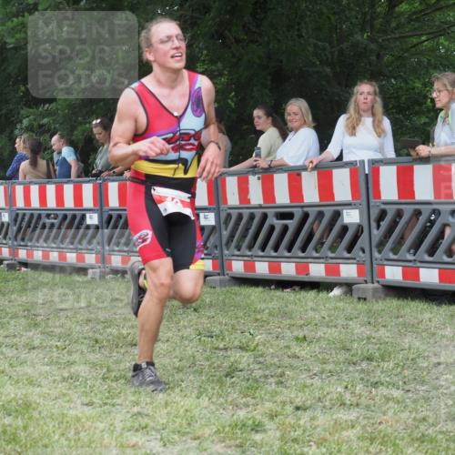 21.06.2025 - 27. Vierlanden-Triathlon KatJ http://msf.ph/oto/8015094 15.06.2025 13:13:10 Ziel 49, 677 meine-sportfotos.de
