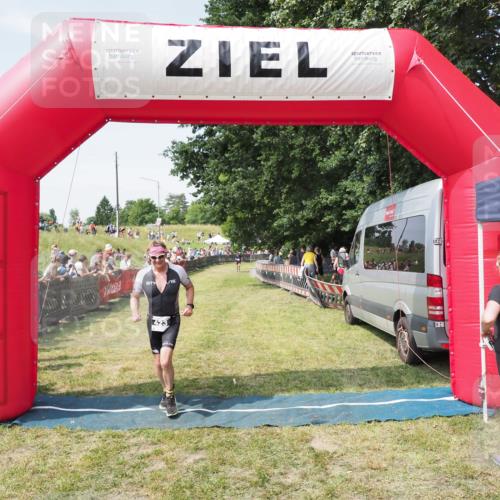 21.06.2025 - 27. Vierlanden-Triathlon MichiJ http://msf.ph/oto/8015097 15.06.2026 11:31:28 Ziel 423, 597 meine-sportfotos.de