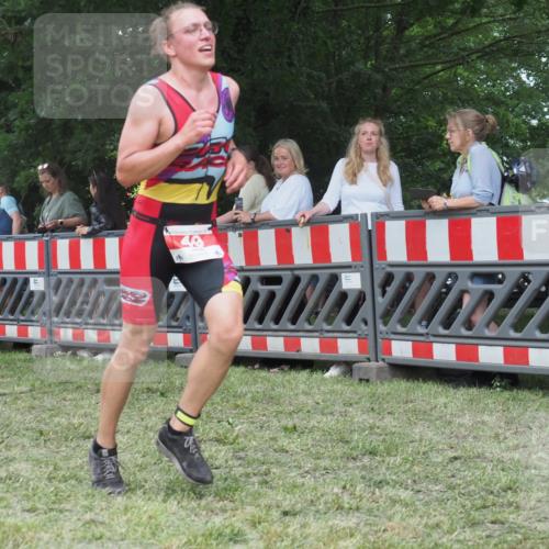 21.06.2025 - 27. Vierlanden-Triathlon KatJ http://msf.ph/oto/8015101 15.06.2025 13:13:10 Ziel 49, 677 meine-sportfotos.de