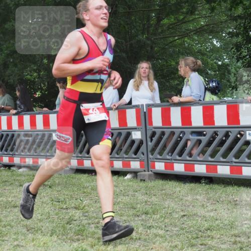 21.06.2025 - 27. Vierlanden-Triathlon KatJ http://msf.ph/oto/8015104 15.06.2025 13:13:10 Ziel 49, 677 meine-sportfotos.de