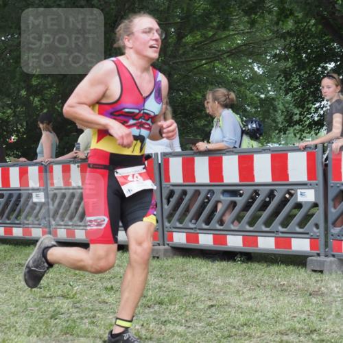 21.06.2025 - 27. Vierlanden-Triathlon KatJ http://msf.ph/oto/8015108 15.06.2025 13:13:10 Ziel 49, 677 meine-sportfotos.de