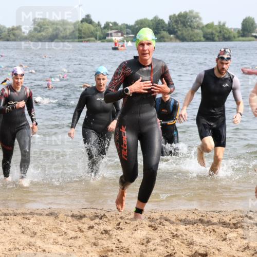 15.06.2025 - 27. Vierlanden-Triathlon Lena Gebhardt http://msf.ph/oto/8015110 15.06.2025 10:14:52 Schwimmen 476, 521, 525, 528, 546, 559, 570, 592, 593, 605, 608, 1397 meine-sportfotos.de