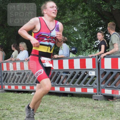 21.06.2025 - 27. Vierlanden-Triathlon KatJ http://msf.ph/oto/8015114 15.06.2025 13:13:10 Ziel 49, 677 meine-sportfotos.de