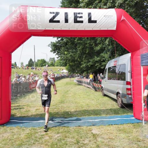 21.06.2025 - 27. Vierlanden-Triathlon MichiJ http://msf.ph/oto/8015116 15.06.2026 11:31:28 Ziel 423, 597 meine-sportfotos.de