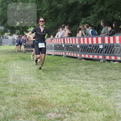21.06.2025 - 27. Vierlanden-Triathlon KatJ http://msf.ph/oto/8015117 15.06.2025 13:13:14 Ziel 677, 761 meine-sportfotos.de