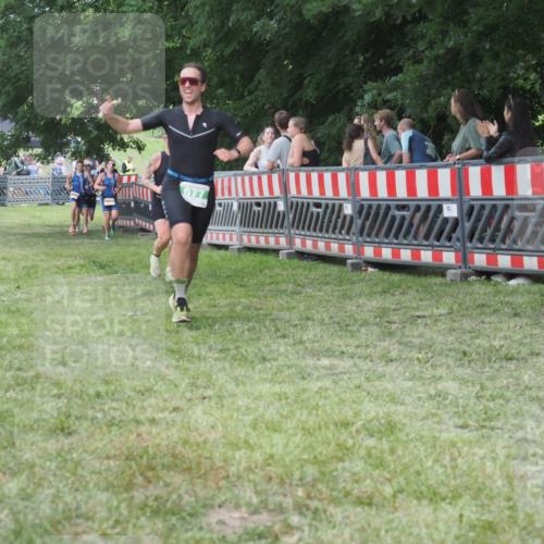 21.06.2025 - 27. Vierlanden-Triathlon KatJ http://msf.ph/oto/8015122 15.06.2025 13:13:14 Ziel 677, 761 meine-sportfotos.de