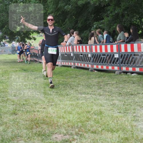 21.06.2025 - 27. Vierlanden-Triathlon KatJ http://msf.ph/oto/8015128 15.06.2025 13:13:14 Ziel 677, 761 meine-sportfotos.de
