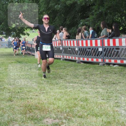 21.06.2025 - 27. Vierlanden-Triathlon KatJ http://msf.ph/oto/8015136 15.06.2025 13:13:14 Ziel 677, 761 meine-sportfotos.de