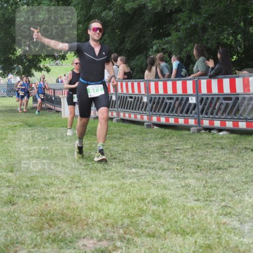 21.06.2025 - 27. Vierlanden-Triathlon KatJ http://msf.ph/oto/8015143 15.06.2025 13:13:14 Ziel 677, 761 meine-sportfotos.de