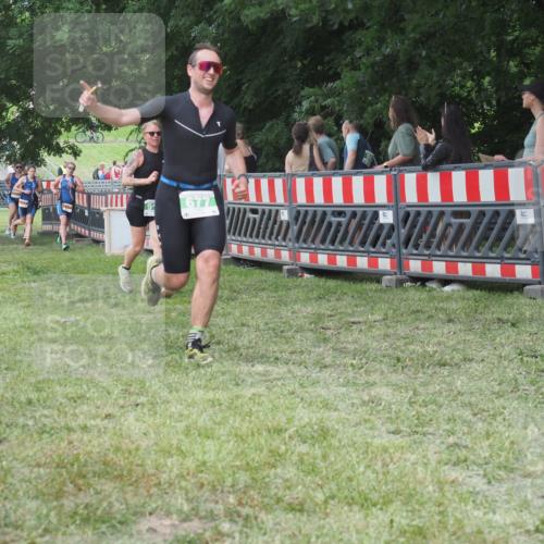 21.06.2025 - 27. Vierlanden-Triathlon KatJ http://msf.ph/oto/8015152 15.06.2025 13:13:14 Ziel 677, 761 meine-sportfotos.de