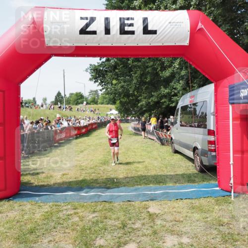 21.06.2025 - 27. Vierlanden-Triathlon MichiJ http://msf.ph/oto/8015163 15.06.2026 11:31:59 Ziel 399 meine-sportfotos.de