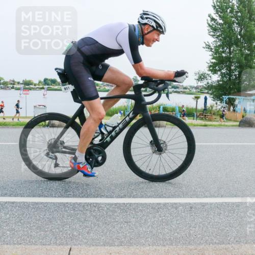 21.06.2025 - 27. Vierlanden-Triathlon H.Heesch http://msf.ph/oto/8015249 15.06.2025 11:53:06 Radfahren 801, 811 meine-sportfotos.de