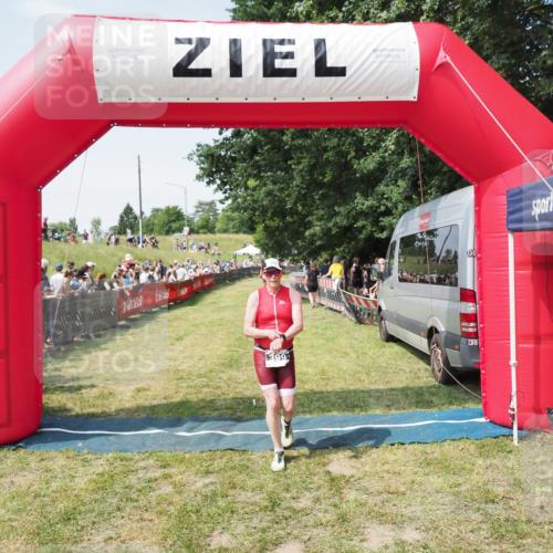 21.06.2025 - 27. Vierlanden-Triathlon MichiJ http://msf.ph/oto/8015289 15.06.2026 11:32:01 Ziel 399 meine-sportfotos.de