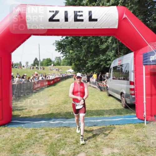 21.06.2025 - 27. Vierlanden-Triathlon MichiJ http://msf.ph/oto/8015304 15.06.2026 11:32:01 Ziel 399 meine-sportfotos.de
