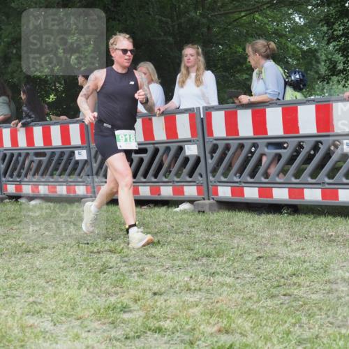 21.06.2025 - 27. Vierlanden-Triathlon KatJ http://msf.ph/oto/8015339 15.06.2025 13:13:17 Ziel 723, 761 meine-sportfotos.de