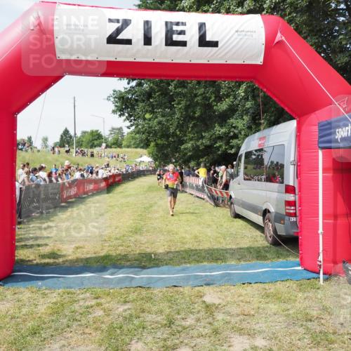 21.06.2025 - 27. Vierlanden-Triathlon MichiJ http://msf.ph/oto/8015355 15.06.2026 11:32:08 Ziel 183 meine-sportfotos.de