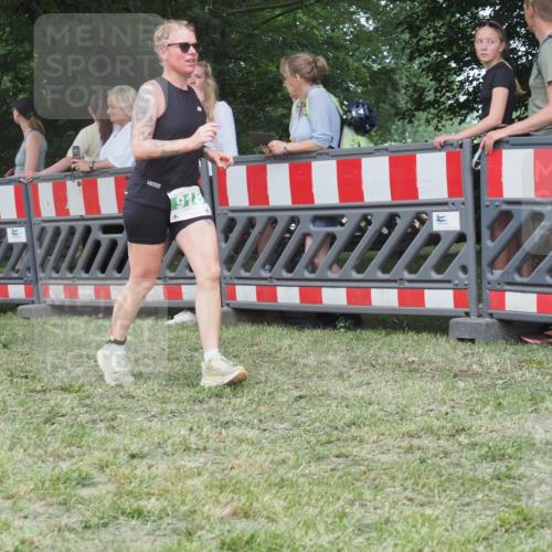 21.06.2025 - 27. Vierlanden-Triathlon KatJ http://msf.ph/oto/8015366 15.06.2025 13:13:17 Ziel 723, 761 meine-sportfotos.de