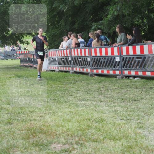 21.06.2025 - 27. Vierlanden-Triathlon KatJ http://msf.ph/oto/8015403 15.06.2025 13:13:21 Ziel 723, 761 meine-sportfotos.de