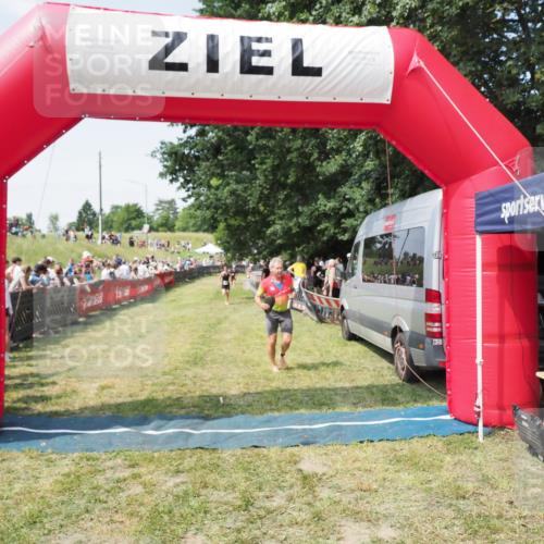 21.06.2025 - 27. Vierlanden-Triathlon MichiJ http://msf.ph/oto/8015418 15.06.2026 11:32:10 Ziel 183 meine-sportfotos.de