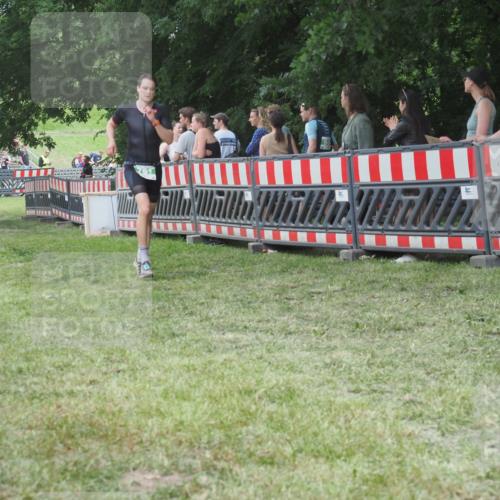 21.06.2025 - 27. Vierlanden-Triathlon KatJ http://msf.ph/oto/8015435 15.06.2025 13:13:22 Ziel 723, 761 meine-sportfotos.de