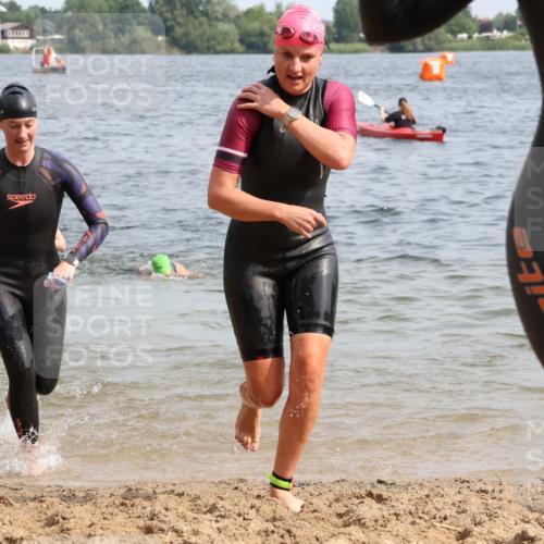 15.06.2025 - 27. Vierlanden-Triathlon Lena Gebhardt http://msf.ph/oto/8015437 15.06.2025 10:14:59 Schwimmen 476, 521, 525, 528, 570, 587, 592, 593, 597, 605, 608, 635, 1397 meine-sportfotos.de