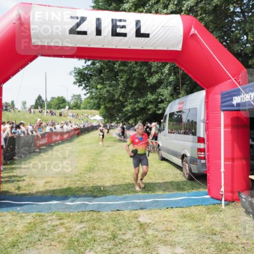 21.06.2025 - 27. Vierlanden-Triathlon MichiJ http://msf.ph/oto/8015438 15.06.2026 11:32:11 Ziel 183 meine-sportfotos.de
