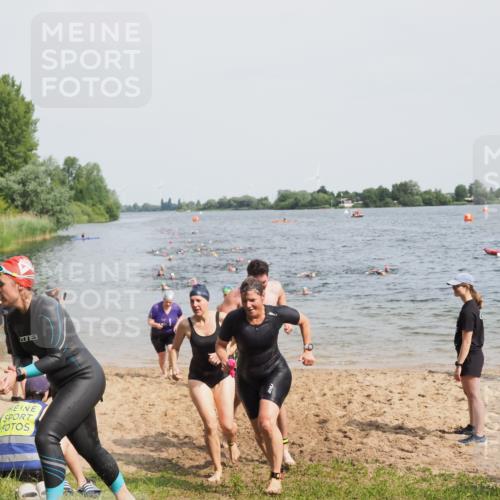 21.06.2025 - 27. Vierlanden-Triathlon MichiJ http://msf.ph/oto/8015447 15.06.2026 10:16:30 Schwimmen 477, 487, 491, 494, 499, 526, 549, 574, 614, 634 meine-sportfotos.de