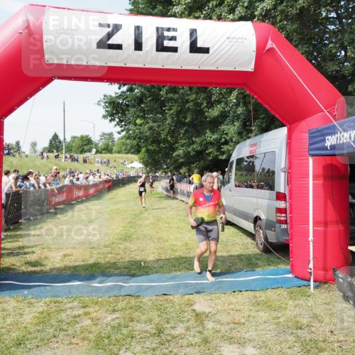 21.06.2025 - 27. Vierlanden-Triathlon MichiJ http://msf.ph/oto/8015482 15.06.2026 11:32:11 Ziel 183 meine-sportfotos.de