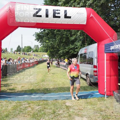 21.06.2025 - 27. Vierlanden-Triathlon MichiJ http://msf.ph/oto/8015520 15.06.2026 11:32:12 Ziel 183 meine-sportfotos.de