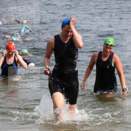 15.06.2025 - 27. Vierlanden-Triathlon Lena Gebhardt http://msf.ph/oto/8015534 15.06.2025 10:15:03 Schwimmen 476, 480, 521, 525, 528, 555, 570, 587, 592, 597, 605, 635, 1397 meine-sportfotos.de