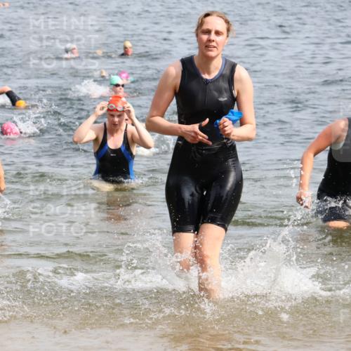 15.06.2025 - 27. Vierlanden-Triathlon Lena Gebhardt http://msf.ph/oto/8015553 15.06.2025 10:15:04 Schwimmen 480, 521, 525, 528, 555, 570, 587, 592, 597, 605, 635 meine-sportfotos.de