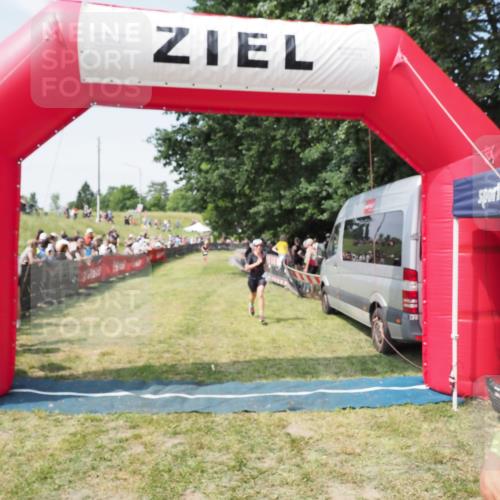 21.06.2025 - 27. Vierlanden-Triathlon MichiJ http://msf.ph/oto/8015558 15.06.2026 11:32:16 Ziel 183, 554 meine-sportfotos.de