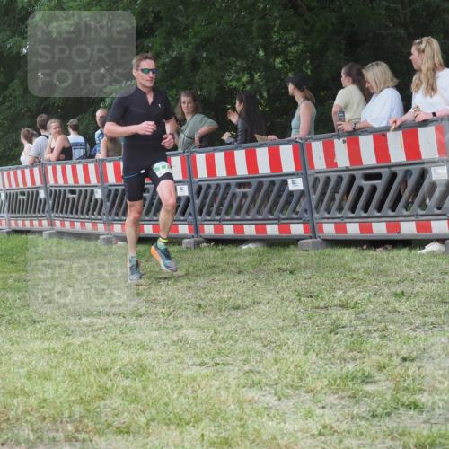 21.06.2025 - 27. Vierlanden-Triathlon KatJ http://msf.ph/oto/8015646 15.06.2025 13:13:31 Ziel 778 meine-sportfotos.de