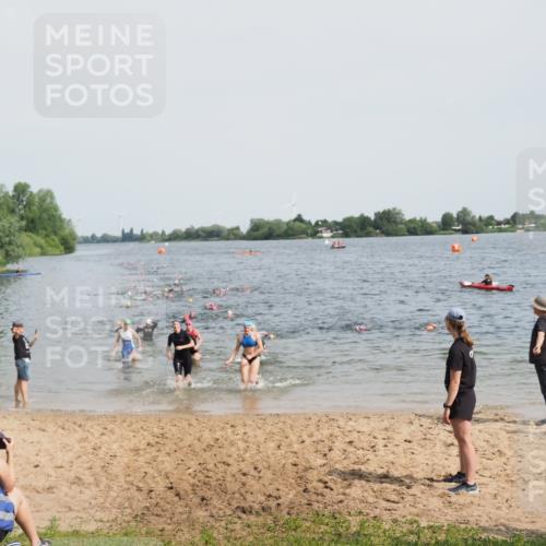 21.06.2025 - 27. Vierlanden-Triathlon MichiJ http://msf.ph/oto/8015652 15.06.2026 10:16:42 Schwimmen 501, 516, 604, 633 meine-sportfotos.de