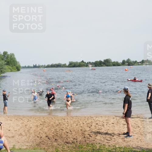 21.06.2025 - 27. Vierlanden-Triathlon MichiJ http://msf.ph/oto/8015656 15.06.2026 10:16:42 Schwimmen 501, 516, 604, 633 meine-sportfotos.de