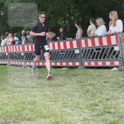 21.06.2025 - 27. Vierlanden-Triathlon KatJ http://msf.ph/oto/8015662 15.06.2025 13:13:31 Ziel 778 meine-sportfotos.de