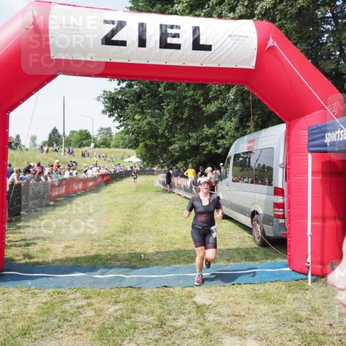 21.06.2025 - 27. Vierlanden-Triathlon MichiJ http://msf.ph/oto/8015664 15.06.2026 11:32:17 Ziel 183, 554 meine-sportfotos.de