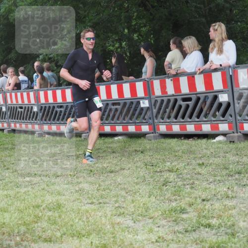 21.06.2025 - 27. Vierlanden-Triathlon KatJ http://msf.ph/oto/8015673 15.06.2025 13:13:31 Ziel 778 meine-sportfotos.de