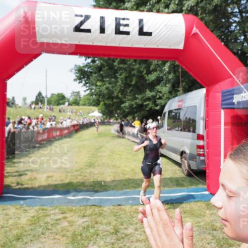 21.06.2025 - 27. Vierlanden-Triathlon MichiJ http://msf.ph/oto/8015676 15.06.2026 11:32:18 Ziel 183, 554 meine-sportfotos.de
