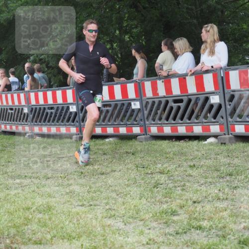 21.06.2025 - 27. Vierlanden-Triathlon KatJ http://msf.ph/oto/8015687 15.06.2025 13:13:32 Ziel 778 meine-sportfotos.de