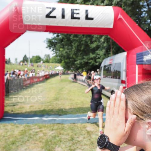21.06.2025 - 27. Vierlanden-Triathlon MichiJ http://msf.ph/oto/8015693 15.06.2026 11:32:18 Ziel 183, 554 meine-sportfotos.de