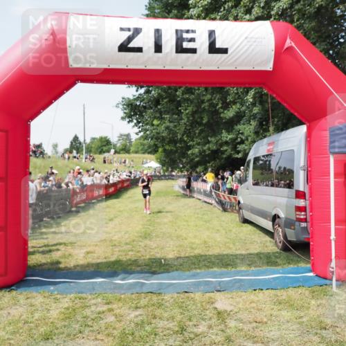 21.06.2025 - 27. Vierlanden-Triathlon MichiJ http://msf.ph/oto/8015721 15.06.2026 11:32:24 Ziel 523, 554 meine-sportfotos.de