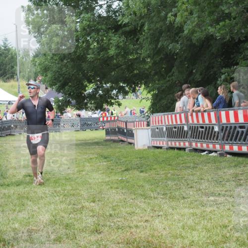 21.06.2025 - 27. Vierlanden-Triathlon KatJ http://msf.ph/oto/8015765 15.06.2025 13:13:48 Ziel 134 meine-sportfotos.de
