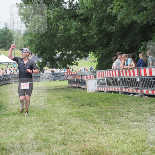21.06.2025 - 27. Vierlanden-Triathlon KatJ http://msf.ph/oto/8015796 15.06.2025 13:13:48 Ziel 134 meine-sportfotos.de