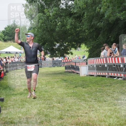 21.06.2025 - 27. Vierlanden-Triathlon KatJ http://msf.ph/oto/8015806 15.06.2025 13:13:49 Ziel 134 meine-sportfotos.de